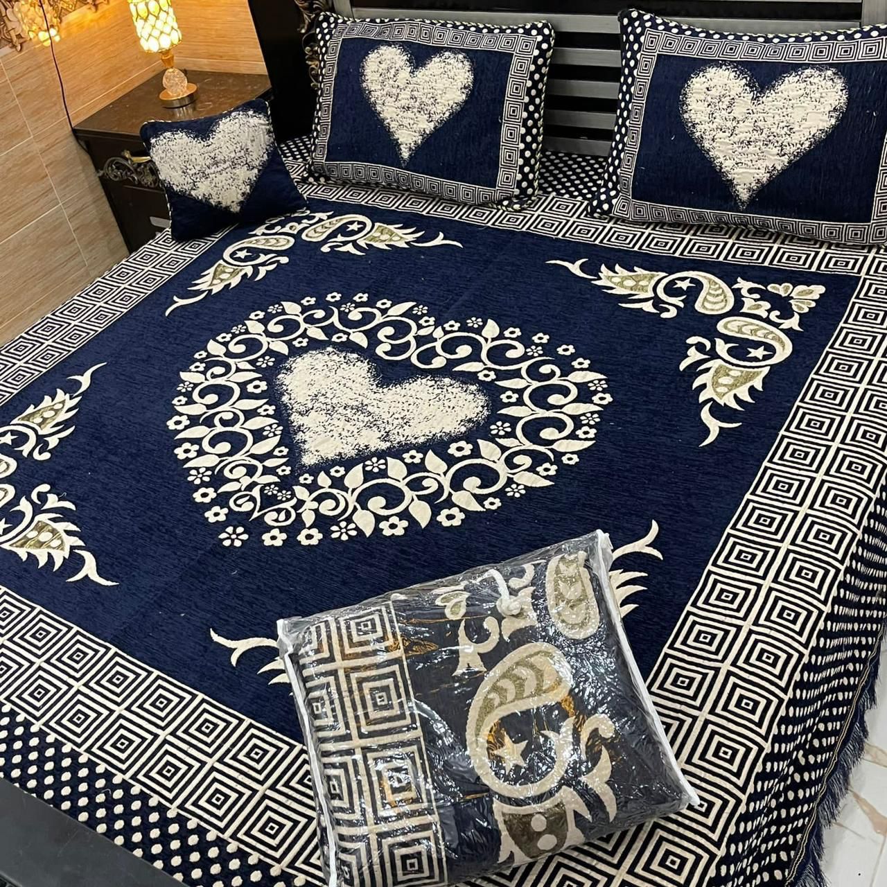 4 pice Velvet Jucqard Bedsheets